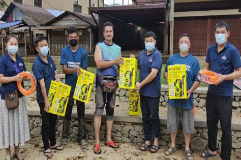 彭民政助林明灾黎清洗家园