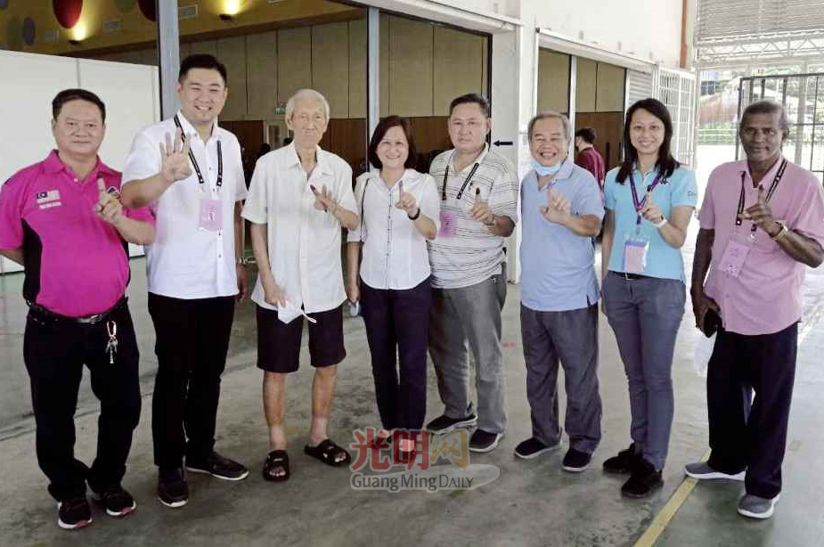 两任武吉丁雅前州议员 梁道生 吴秀丽喜相逢