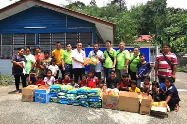 民政与心灯堂华光功德会派物资 张健锋：让原住民不孤单