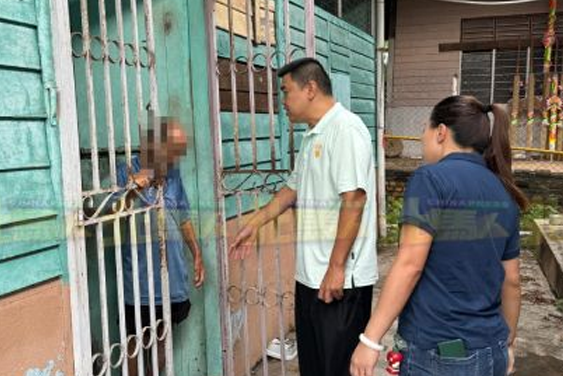 屋顶漏水杂物堆积卫生堪忧　市议员带队协助独居老人